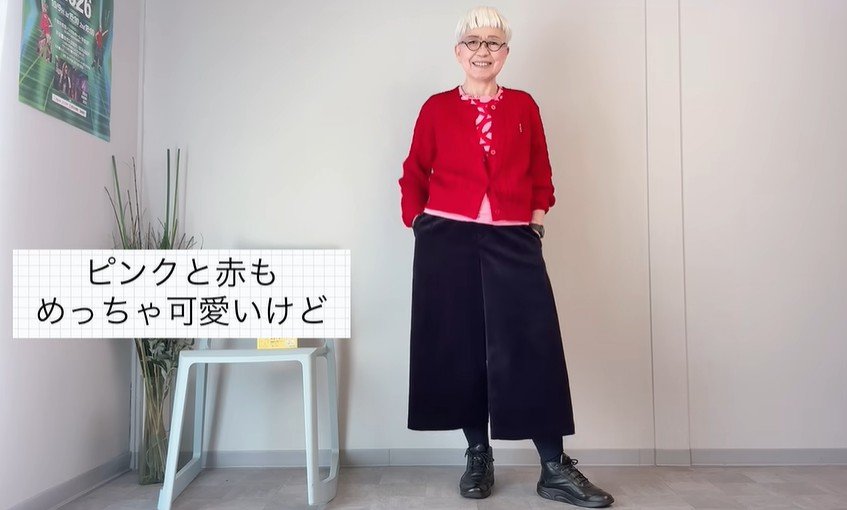 赤のカーディガンにピンクのTシャツを合わせたコーデ