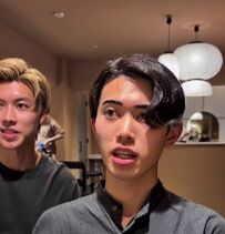 「髪が横にハネて…」くせ毛に悩む男性が〈真ん中分け〉を希望したら…プロの技で髪質を活かす〈大人ヘア〉に変身