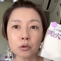 「毛穴どこ行った」52歳マダムがセザンヌ「毛穴レスフェイスパウダー」を塗った結果→メイクで大人肌カバーする仕上がりに「これはすごいな…」