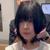 【大変身】「扱いづらい」髪の毛のボリュームに悩む女性　カットで首周りがスッキリとした「ショート」に！イメチェンした姿が素敵