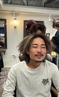 「ちょっと強めに当てたくて」と話した男性が「グランジパーマ」のウェーブヘアにスタイルチェンジ