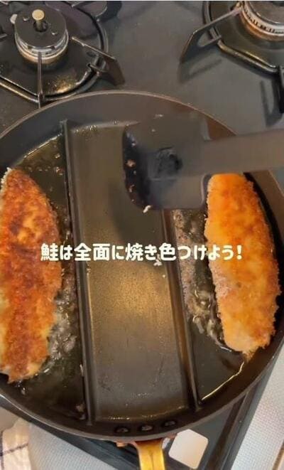 鮭フライが揚げ焼きに仕上がっていく