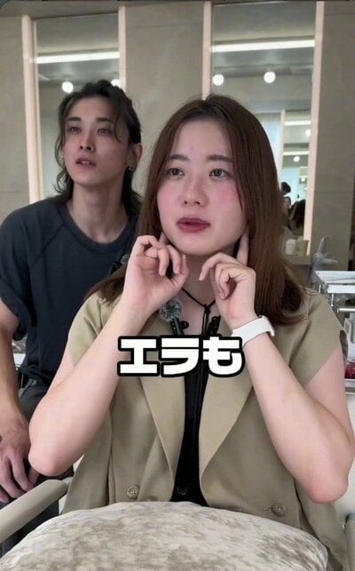 肩より少し下に届く、茶色のミディアムの髪の女性の来店時の様子（ビフォー）