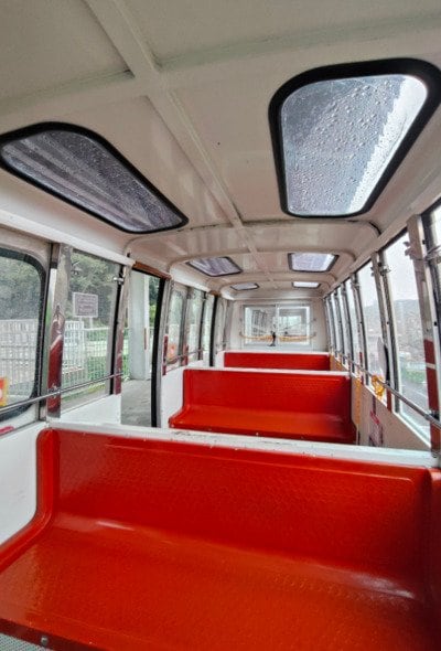 アトラクションの乗り物の車内
