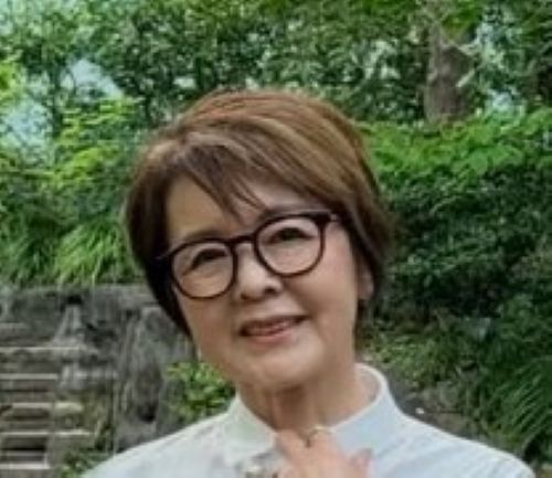 【60代マダム】白シャツ×癖あり黒パンツ　クールなモノトーンコーデに反響「芸能人のよう」「かっこいい」の声