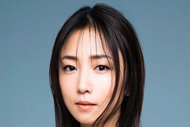 44歳 MEGUMI 美ボディ健在！オフショル白ドレス姿に「歳を重ねるごとに綺麗に」「可愛い」と反響