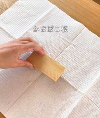 【簡単DIY】捨てられずに取ってあった〈かまぼこ板〉→つるつるピカピカな〈おみくじ台座〉にリメイク！「装飾品にもできちゃうんですね！」の声