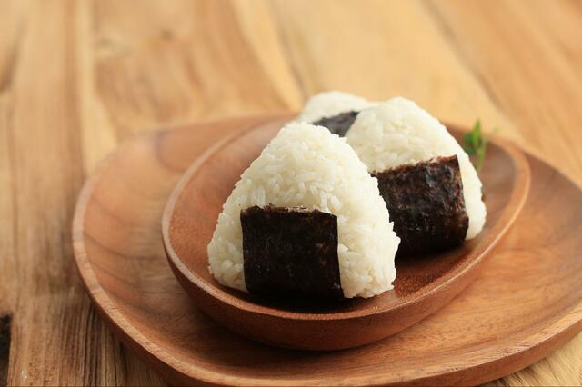 【休日に食べたいおにぎり】ウインナーをおにぎりに？パンじゃなくてご飯にはさもう！「ウインナーと小松菜のおにぎり」