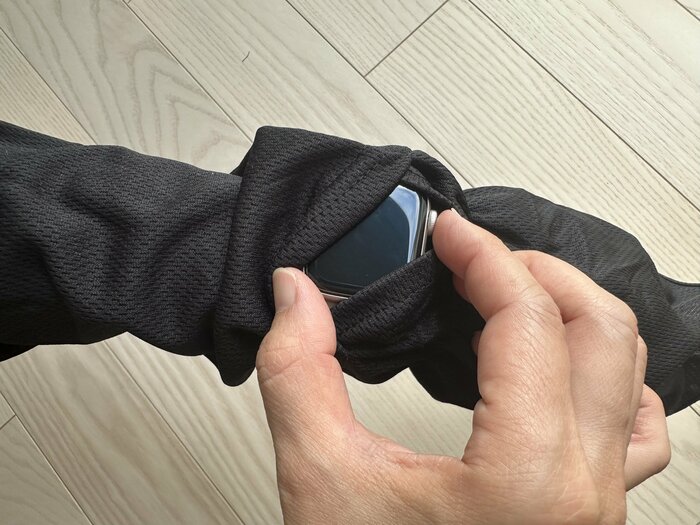 ポイントは腕時計用のスリット!