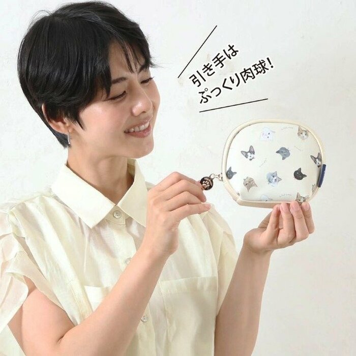 お手入れのしやすい合成皮革素材を使用しています