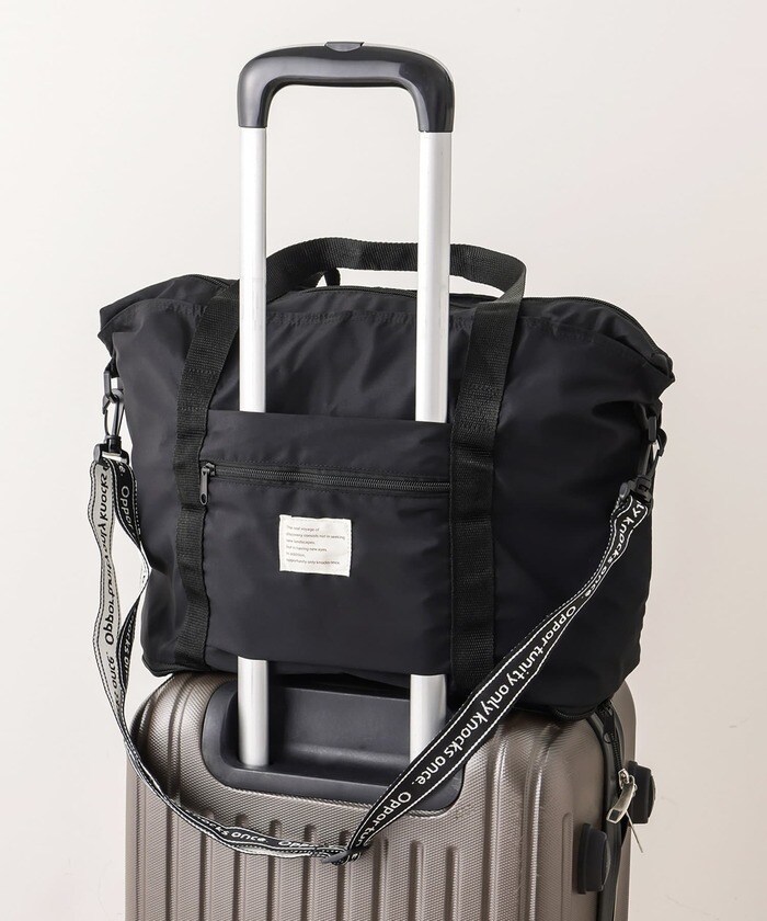 キャリーケースの持ち手部分に通せるループ状のポケットがついている