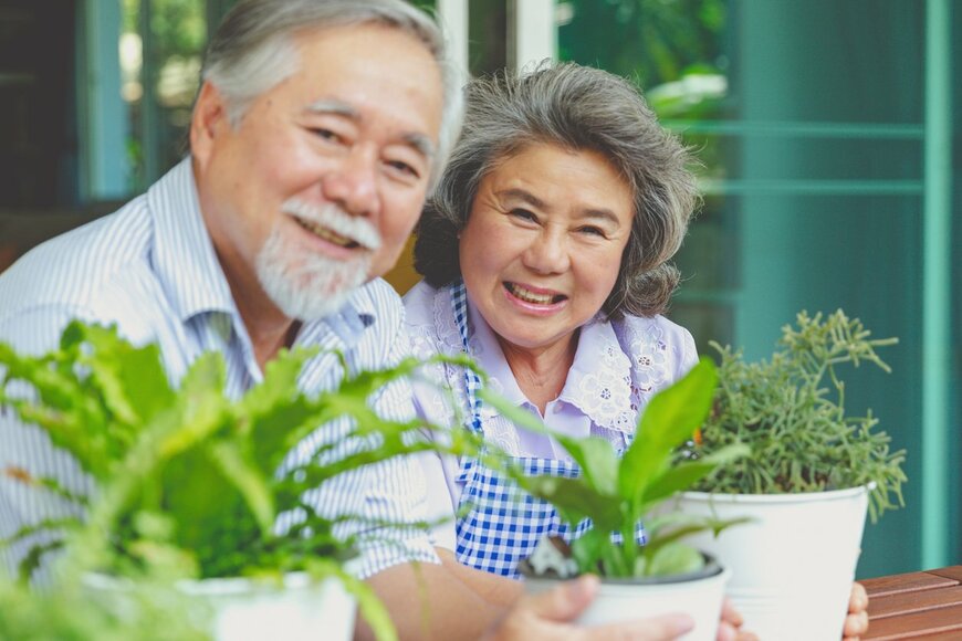 「年金だけじゃ足りない」世帯は58.3％…《65歳以上》老齢年金世代「年金額・生活費・貯蓄額」はいくら？