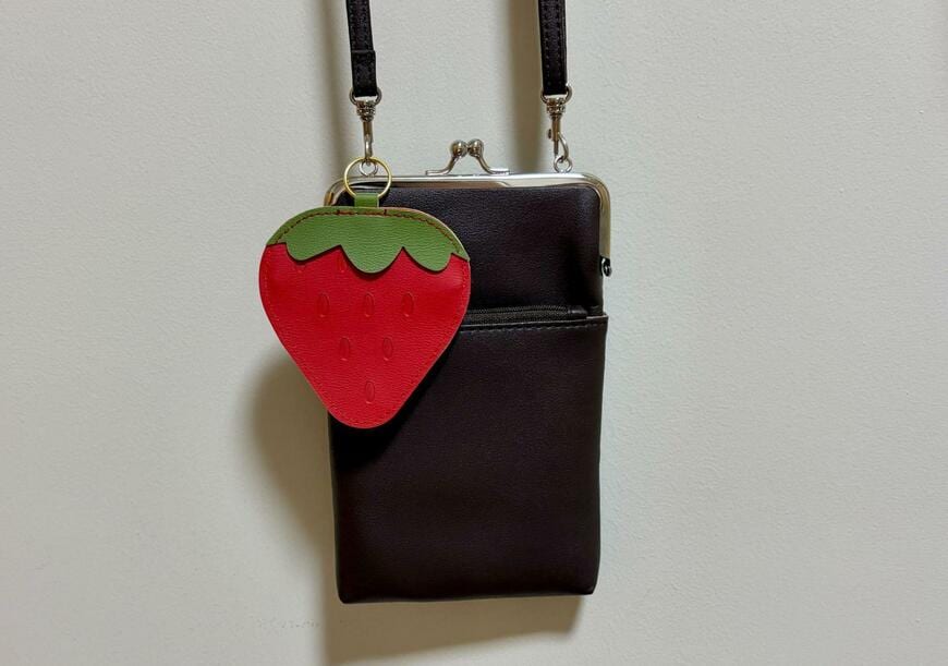 筆者撮影（キャンドゥ、合皮コインケース リング付 イチゴ形）