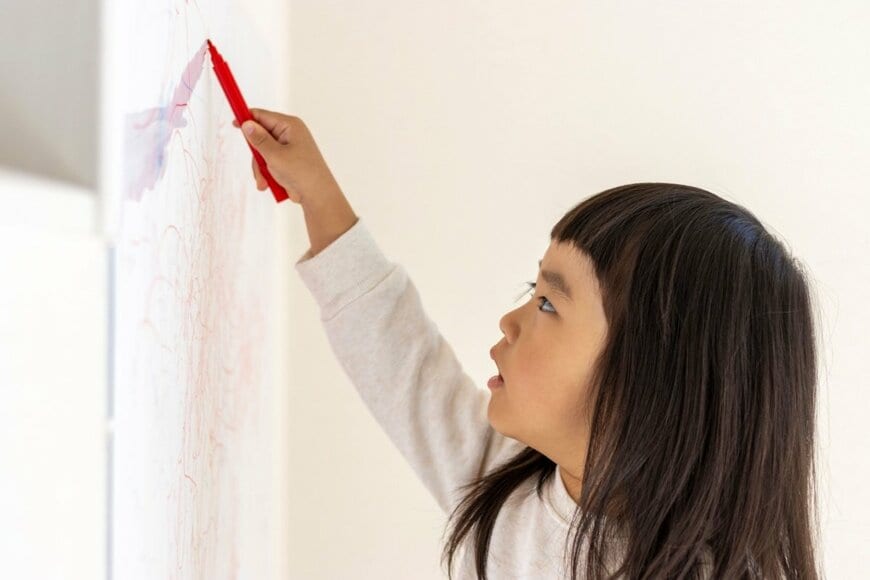 6歳の娘が描いた「落書き」に思わず二度見　困るはずなのに…「消せない理由」が話題