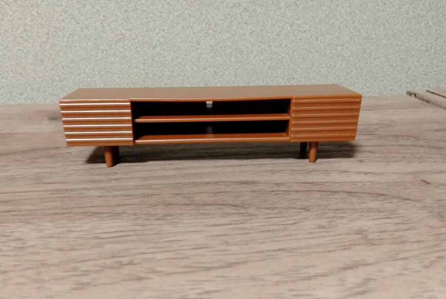 筆者撮影（山田化学株式会社、ミニチュア　テレビ台）