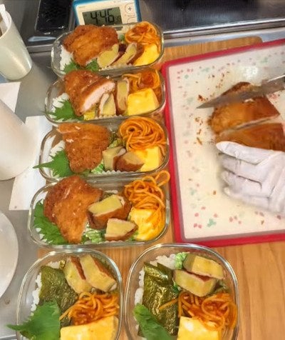 忙しい会社員主婦が作る【トンカツ弁当】海苔弁にトンカツがどーん！ナポリタンや卵焼きもそろった満足弁当