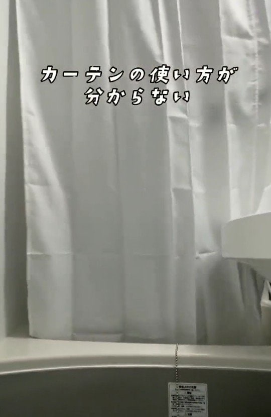 出所：@superhotel_official「ユニットバスのシャワーカーテンの使い方」