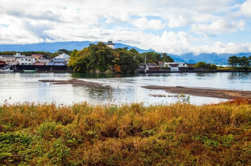 愛知県の「川底で見つけた遺物」に反響　謎の正体に考察続出「河童ですかね？」