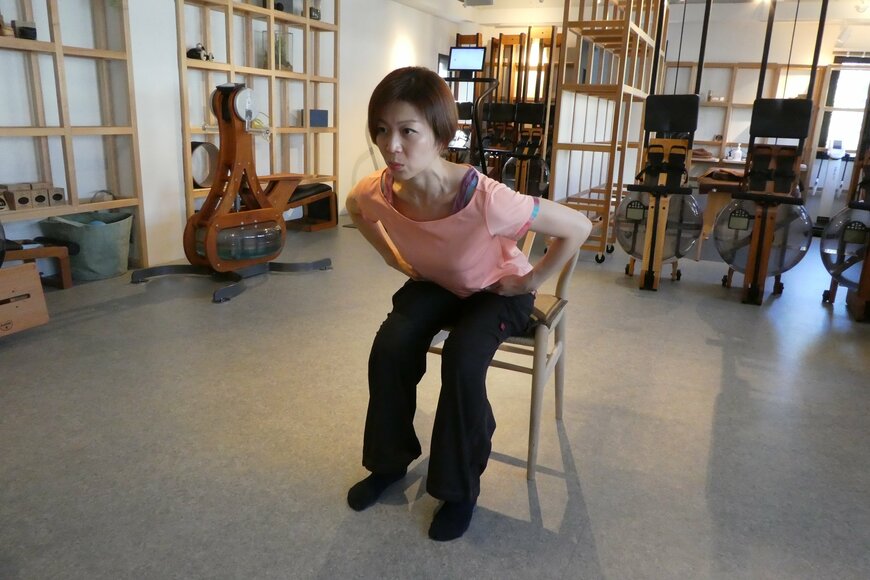 ③吐き切りながら、股関節から上半身を折りたたんでいきます。ただし、顔の向きと高さはそのままをキープ。