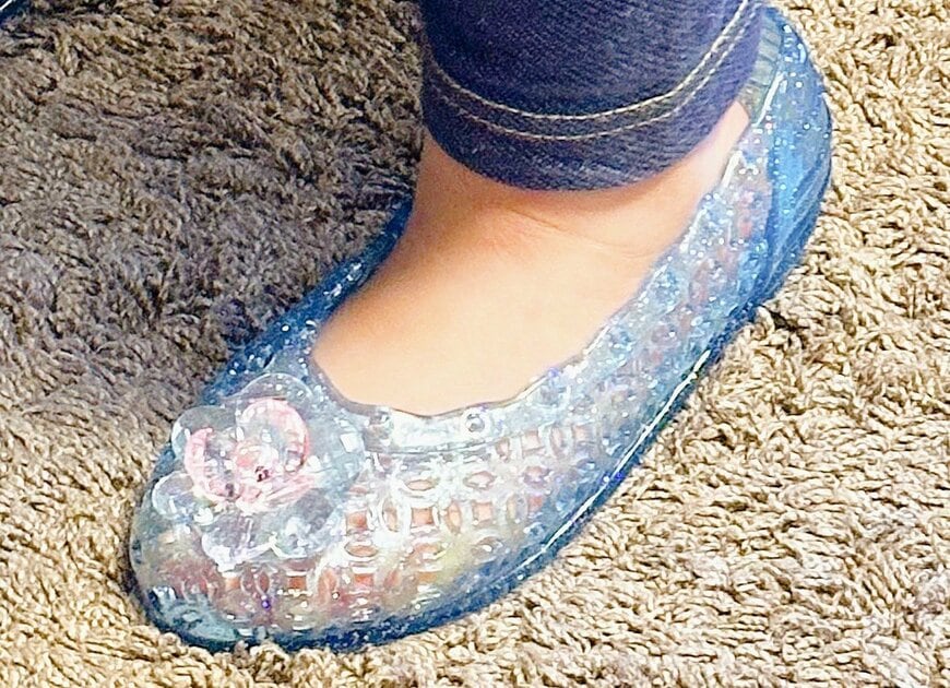 女子が一度は憧れるジェリーサンダルを購入　思わぬ意外なリスクに「かわいいだけじゃない」「注意して履きたい」