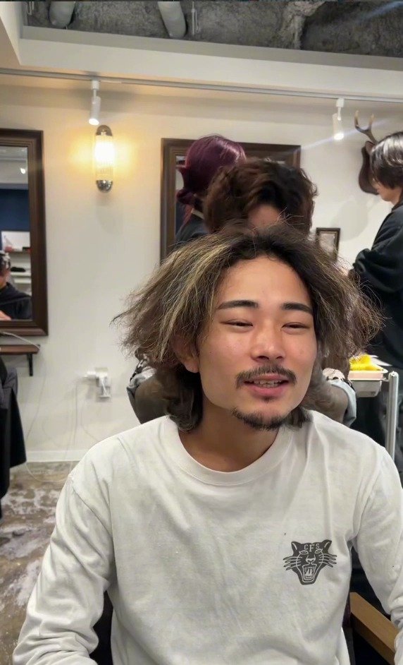「ちょっと強めに当てたくて」と話した男性が「グランジパーマ」のウェーブヘアにスタイルチェンジ