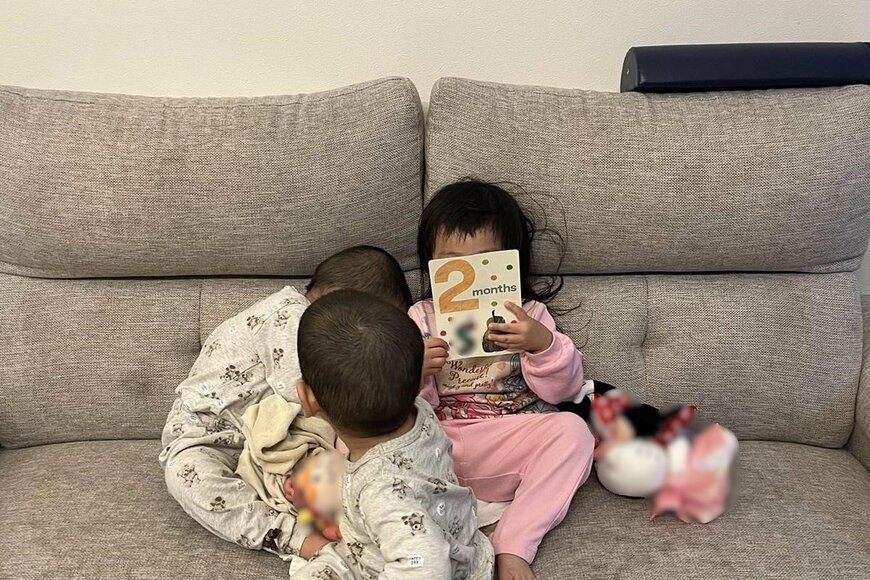 2歳双子と3歳児きょうだいのマンスリーフォト。約2年前からグンと成長した姿にX民感動