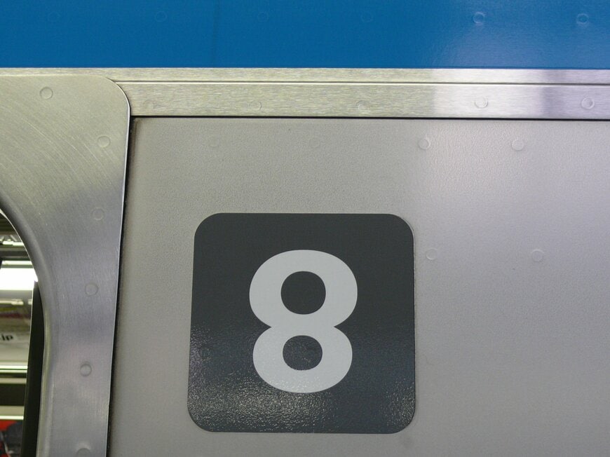 「8」が逆に貼られた号車表示