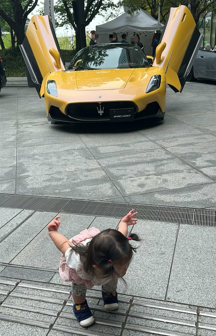 マセラティの車と子供