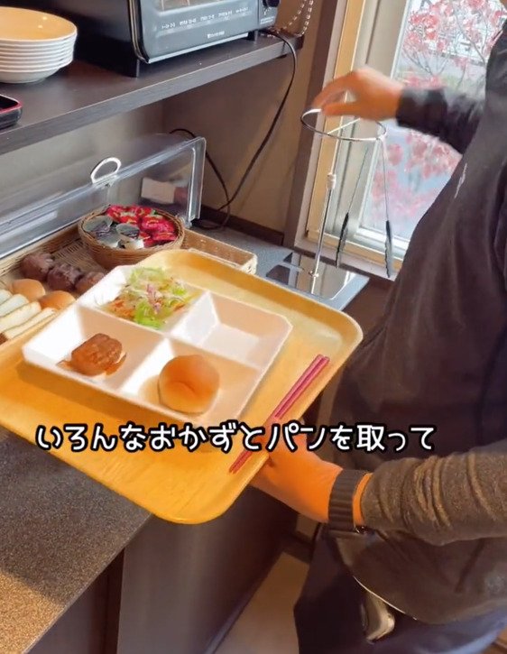 好きなおかずとパンをとる!