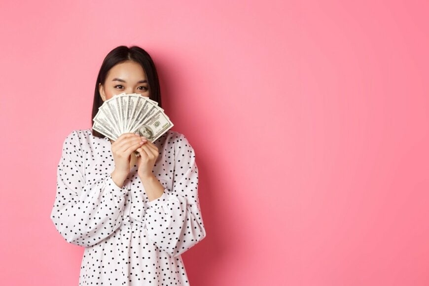 お金を持つ女性の写真