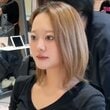 【大変身】髪明るめ＆ミディアムヘアの女性がレイヤーボブ＆暗めカラーで大胆イメチェン！シックな大人女性に！