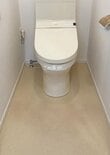 築10年中古住宅トイレの「くすんだ床」を1児ママが…クッションフロア敷くだけDIY→「清潔感ある明るい空間」に雰囲気ガラリ！
