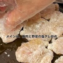 ご飯の上に「胸肉と野菜の塩だれ炒め」を乗せたのっけ弁当がボリューム満点！ハート形の卵焼きやにんじんしりしりなどの副菜を綺麗に詰める様子に見惚れてしまう