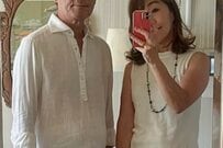 【60代夫婦】白を基調にした清涼感あふれる夏コーデが素敵！小物で差し色を加えるアイデアも
