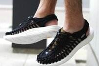 シックで本格的。KEEN×ジャーナルのコラボサンダルが気になります