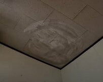 【空き家DIY】汚れが落ちないキッチンの天井を塗りつぶす！白系の明るく綺麗な天井に大変身