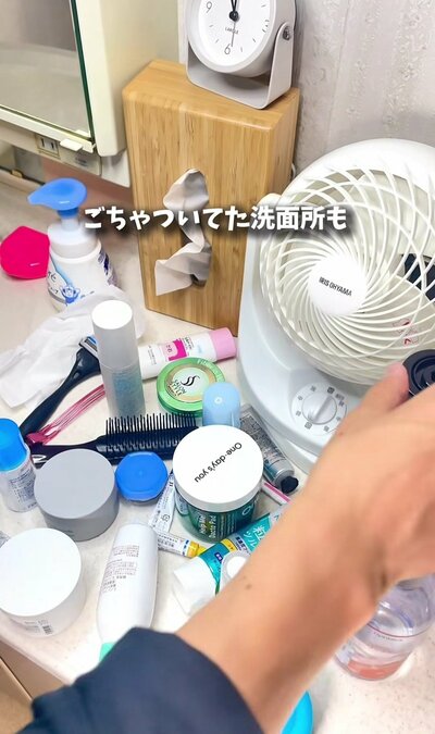 変身前の散らかった洗面所