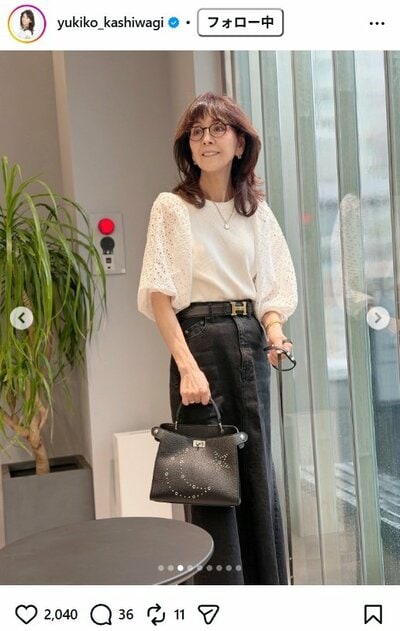 柏木由紀子のInstagram投稿（モノトーンコーデの全身ショット）