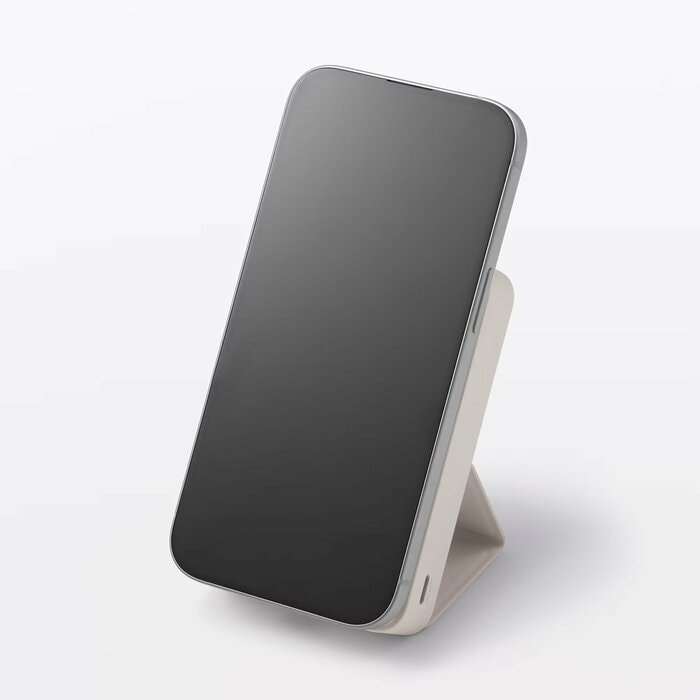 容量は10000mAhで、スマートフォン約2回分の充電が目安