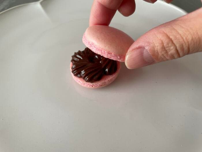 チョコレートと生クリームで作ったガナッシュを絞ります