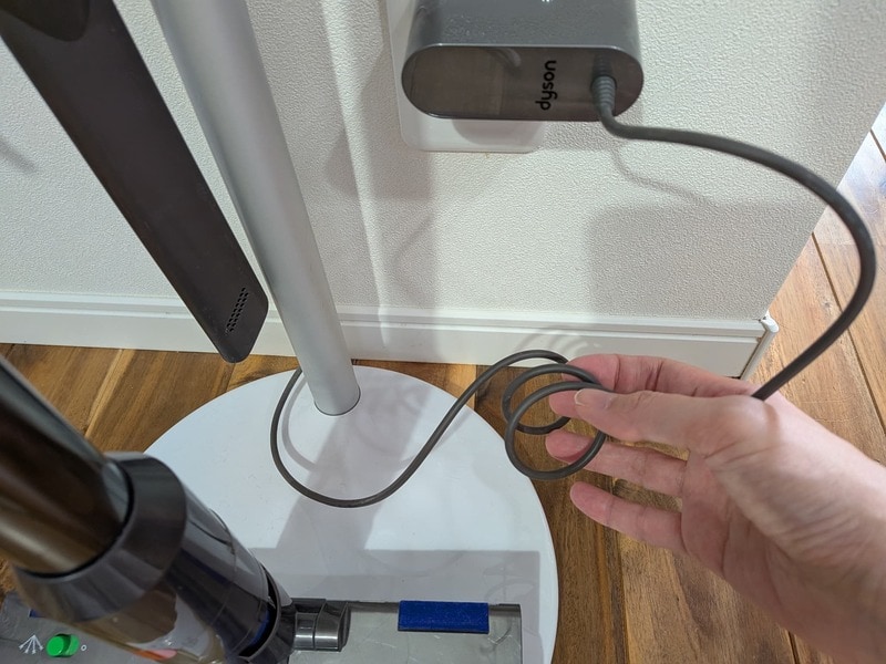 セリア　曲面に貼れるコードフック