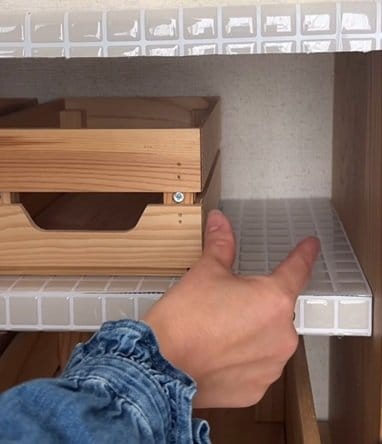 「おしゃれで素敵です」ホームセンターの〈金網〉→棚の隙間にピッタリ収まる〈隙間収納〉にアレンジ！
