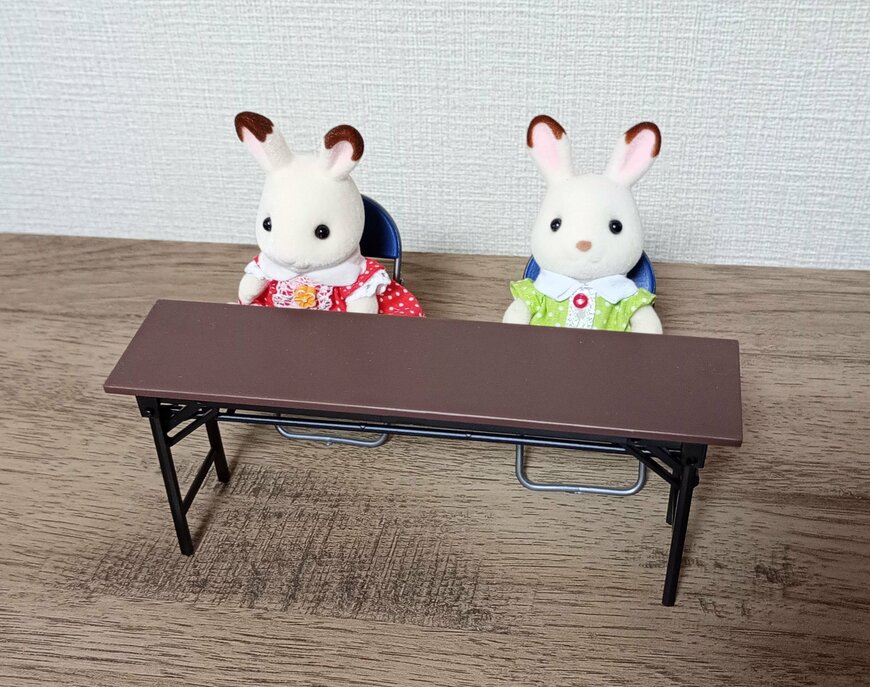 筆者撮影（山田化学株式会社、ミニチュア会議机・ミニチュアパイプ椅子 2P）