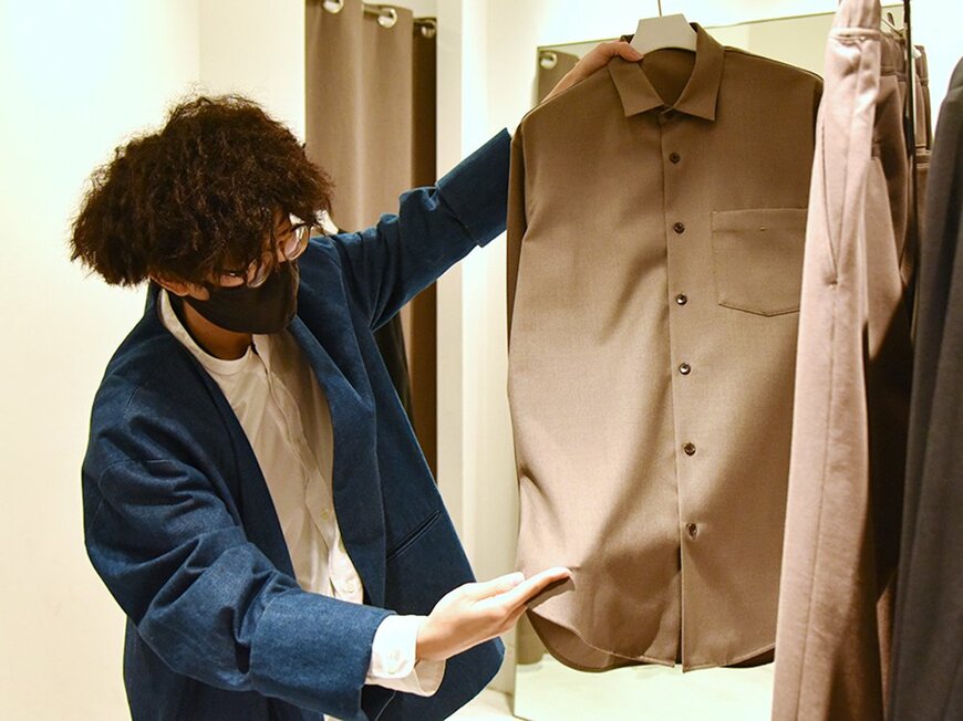 神原さんの手持ちのアウターはネイビーやブラックといった暗い色味が多いそう。コーディネートが暗くならないよう、今回は少し明るさがあるグレージュのカラーを購入したという