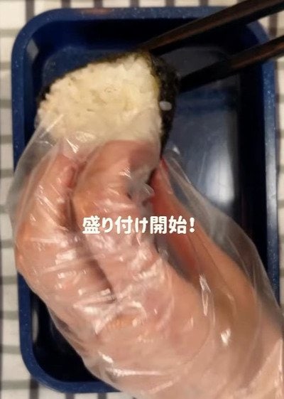 「これは反則…！」同棲2年目の彼氏に作る、にっこり笑顔の〈おにぎり弁当〉が可愛すぎる