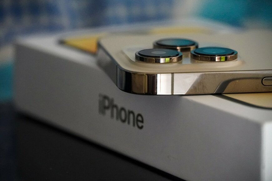 フリマアプリで購入したiPhone　ディスプレイに表示された文字に「警察案件」