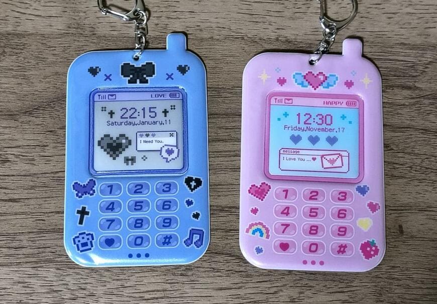 筆者撮影（セリア、平成メモリーパスケース ガラケー）