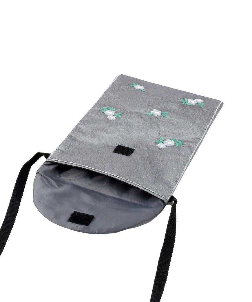 出所：パルグループ公式ファッション通販サイト 3COINS 刺繍ショルダーポーチ：大／ベトナム