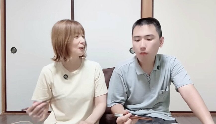 【33歳差カップル】寡黙な25歳彼氏とおしゃべりな59歳彼女の「夕飯づくり」が話題