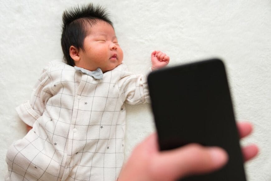 母親が「幼少期の自分」と「生後11ヶ月の娘」写真を比較　そっくりな2人の姿に心が温まる「笑い方が一緒」